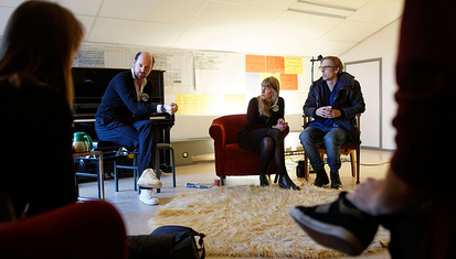 Artistiek leider Steven van Watermeulen in gesprek met studenten tijdens de open dag van de Theaterschool in januari 2015